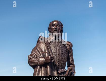 Statue aus der Nähe des Barden, William Shakespeare, in der Mitte von Stratford-upon-Avon Stockfoto