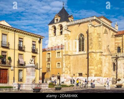 Basilika San Isidoro auf dem gleichnamigen Platz befindet sich an der Stelle eines antiken römischen Tempels - Leon, Kastilien und Leon, Spanien Stockfoto