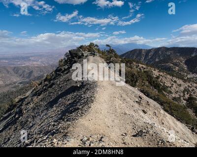 Devils Backbone Trail mit teilweise bewölktem Himmel auf Mt. Baldy in der Nähe von Los Angeles, Kalifornien. Stockfoto