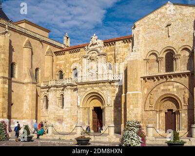 Basilika San Isidoro auf dem gleichnamigen Platz befindet sich an der Stelle eines antiken römischen Tempels - Leon, Kastilien und Leon, Spanien Stockfoto