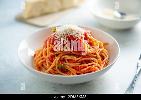 Spaghetti mit Tomatensauce und Basilikum auf einem Teller Stockfoto