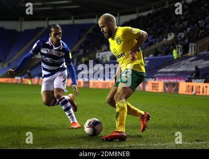 Madejski Stadium, Reading, Berkshire, Großbritannien. Dezember 2020. English Football League Championship Football, Reading versus Norwich City; Teemu Pukki of Norwich City wird von Tomas Esteves of Reading Credit: Action Plus Sports/Alamy Live News markiert Stockfoto