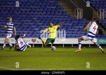 Madejski Stadium, Reading, Berkshire, Großbritannien. Dezember 2020. English Football League Championship Football, Reading versus Norwich City; Liam Moore von Reading Fouls Max Aarons of Norwich City in der Strafbox und räumt eine Strafe an Norwich City Kredit: Action Plus Sports/Alamy Live News Stockfoto