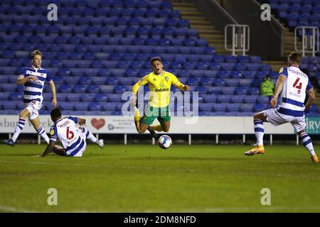 Madejski Stadium, Reading, Berkshire, Großbritannien. Dezember 2020. English Football League Championship Football, Reading versus Norwich City; Liam Moore von Reading Fouls Max Aarons of Norwich City in der Strafbox und räumt eine Strafe an Norwich City Kredit: Action Plus Sports/Alamy Live News Stockfoto