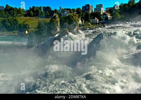 Rauschende Gewässer Rheinfall Bei Laufen-Uhwiesen, Schweiz Stockfoto