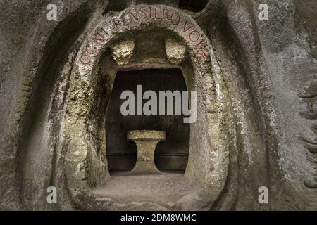 Eine Orcus-Mundskulptur im berühmten Parco Dei Mostri in Italien Stockfoto