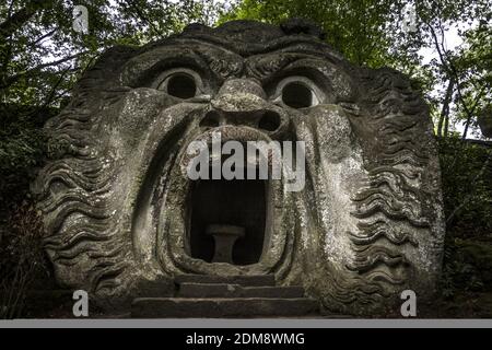 Eine Orcus-Mundskulptur im berühmten Parco Dei Mostri in Italien Stockfoto