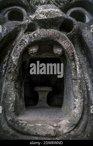 Eine Orcus-Mundskulptur im berühmten Parco Dei Mostri in Italien Stockfoto