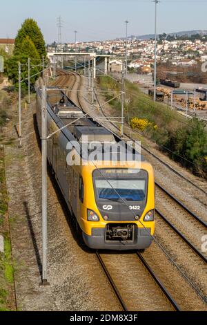 Gelber Zug Nummer 3422 von CP (Comboios de Portugal) Im Norden Portugals vorbei in Aveleda Lokalität Stockfoto