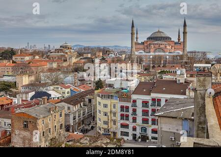 Blick auf Hagia Sophia und Wohngebiet vom Dach Agora Life Hotel, Fatih, Istanbul, Türkei. Stockfoto