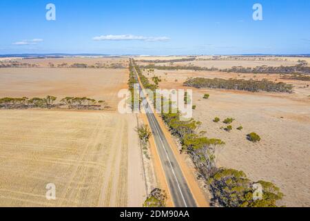 Straße durch das Hinterland von Western Australia Stockfoto