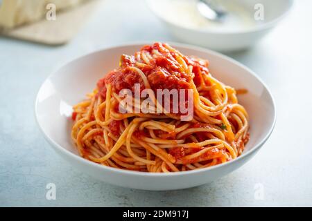 Spaghetti mit Tomatensauce und Basilikum auf einem Teller Stockfoto