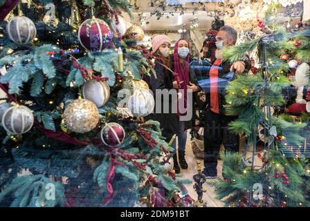 Teheran, Iran. Dezember 2020. Am 16. Dezember 2020 kaufen die Menschen auf einem Weihnachtsmarkt in Teheran, der Hauptstadt des Iran, ein. Quelle: Ahmad Halabisaz/Xinhua/Alamy Live News Stockfoto