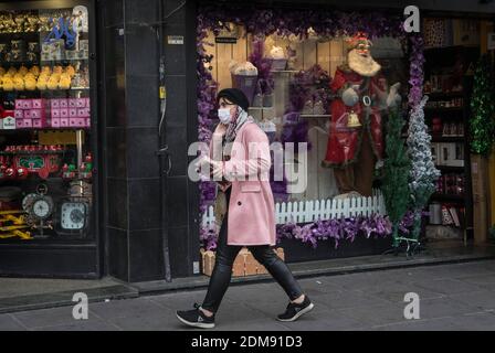 Teheran, Iran. Dezember 2020. Eine Frau geht am 16. Dezember 2020 an einem Weihnachtsmarkt in Teheran, der Hauptstadt des Iran, vorbei. Quelle: Ahmad Halabisaz/Xinhua/Alamy Live News Stockfoto