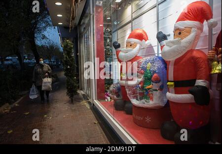 Teheran, Iran. Dezember 2020. Eine Frau geht am 16. Dezember 2020 an einem Weihnachtsmarkt in Teheran, der Hauptstadt des Iran, vorbei. Quelle: Ahmad Halabisaz/Xinhua/Alamy Live News Stockfoto