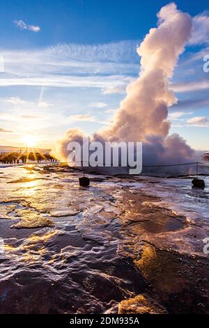 Bei Sonnenaufgang bricht in Geysir, Island, ein Geothermie-Geysir aus Stockfoto