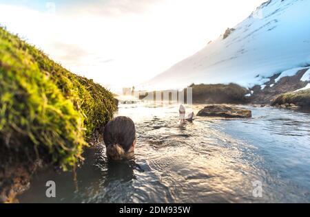Frau in Reykjadalur geothermischen Fluss in Island entspannen Stockfoto
