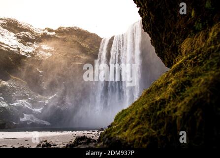 Skogafoss Wasserfall im Winter mit Moos im Vordergrund Stockfoto