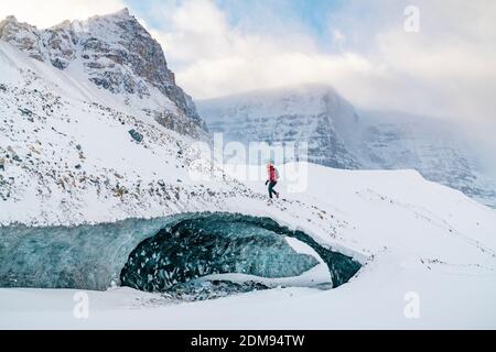 Der Bergsteiger Besteigt Die Eishöhle Auf Dem Icefields Parkway Stockfoto