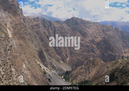 Bauernterrassen am Rande des Patacancha-Gebirges in den Anden in der Region Cusco in Peru, Südamerika Stockfoto