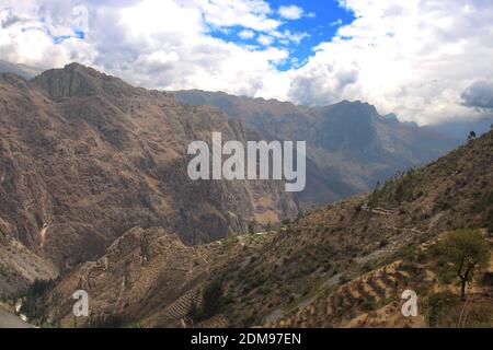 Bauernterrassen am Rande des Patacancha-Gebirges in den Anden in der Region Cusco in Peru, Südamerika Stockfoto