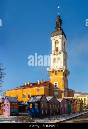 Kamianets-Podilskyi, Ukraine 01.07.2020. Das alte Rathaus von Kamianets-Podilskyi historischen Zentrum an einem sonnigen Wintermorgen Stockfoto