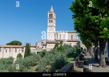 assisi, italien juli 11 2020 :Panorama der Basilika santa chiara di assisi Stockfoto