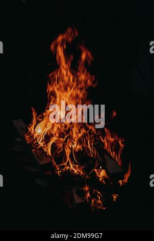 Feuer und Flammen in der Nacht Stockfoto