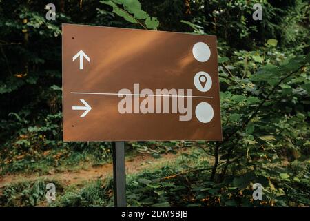 Broen Wegzeiger im tiefen Wald. Das abstrakte Konzept für unterschiedliche Entscheidungen, Entscheidungen oder die Unterscheidungskraft. Stockfoto