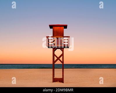 Life Guard Wachturm An Einem Leeren Strand Während Sonnenaufgang In Andalusien Stockfoto