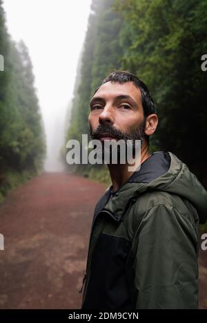 Porträt des bärtigen Mannes im Wald Stockfoto