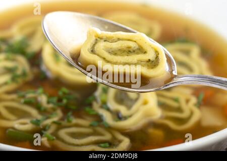 Maultasche In Brühe Stockfoto