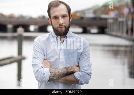 Junger Mann Im Hemd Am Wasser Stockfoto