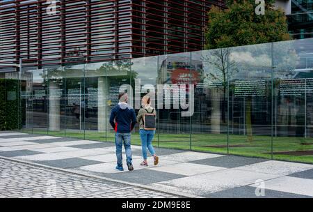 Das Werk Des Art Grundgesetzes 49 Auf Den Glasscheiben Des Jakob Kaiser Hauses Am Reichstagufer In Berlin Stockfoto