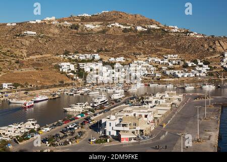 Ansicht von oben auf kleine Boote und private Yachten in Mykonos New Port Marina, Mykonos Island, Griechenland, Mykonos Island, Griechenland Stockfoto