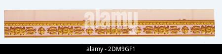 Bordüre, Blockdruck auf handgefertigtem Papier, Ormolu- oder vergoldete Bronzemedaillons. Größeres Motiv wechselt mit einem floralen Quatrefoil ab. Band aus Ei und Dart entlang der unteren Kante. Schmales, gerades Band entlang der Oberkante. Gedruckt in gelb-ockerfarben, braun und malvenfarben auf rosa Boden., H# 663, Frankreich, 1800–1820, Wandbeläge, Bordüre Stockfoto