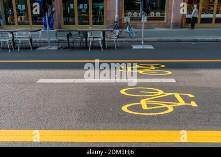 Das Berlin-Pilotprojekt der autofreien Shopping- und Promenade in der Friedrichstraße in Mitte Stockfoto