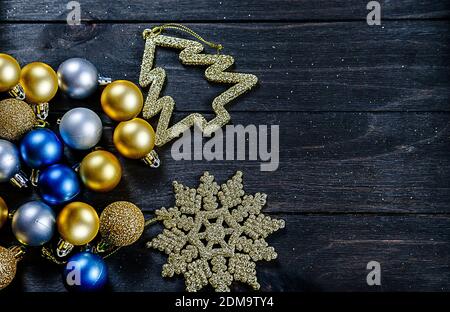 Hohe Winkel Ansicht der Weihnachtsdekorationen auf Holzhintergrund Stockfoto