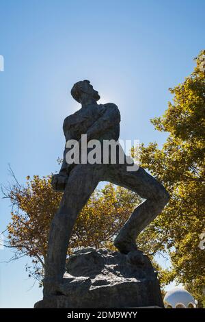 Gedenkstatue von Alexander Diakos (1907-1940) im Mandraki Hafen, Rhodos Neustadt, Rhodos, Griechenland Stockfoto