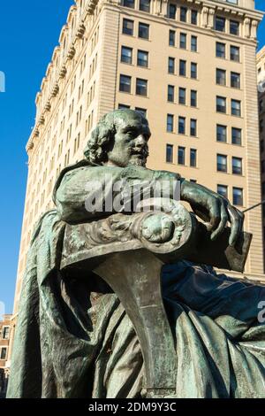 Chicago, Illinois / USA - 9. Dezember 2020: William Shakespeare Statue im Lincoln Park an einem schönen Wintermorgen. Stockfoto