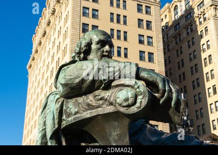 Chicago, Illinois / USA - 9. Dezember 2020: William Shakespeare Statue im Lincoln Park an einem schönen Wintermorgen. Stockfoto