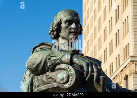 Chicago, Illinois / USA - 9. Dezember 2020: William Shakespeare Statue im Lincoln Park an einem schönen Wintermorgen. Stockfoto