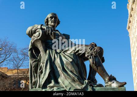 Chicago, Illinois / USA - 9. Dezember 2020: William Shakespeare Statue im Lincoln Park an einem schönen Wintermorgen. Stockfoto