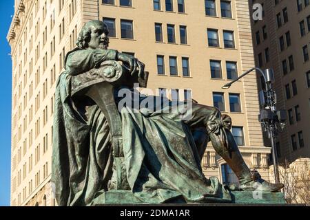 Chicago, Illinois / USA - 9. Dezember 2020: William Shakespeare Statue im Lincoln Park an einem schönen Wintermorgen. Stockfoto