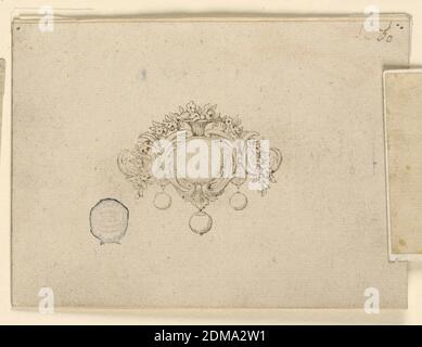 Design für eine Brosche, Feder und Tinte auf Papier, ein aus floralen Voluten geformter Escutcheon umrahmt einen runden Diamanten. Eine Girlande von Blumen drapiert über taucht aus einer Vasenform in der Mitte. Drei hängende Perlen unten., Italien, 1850–75, Schmuck, Zeichnung Stockfoto