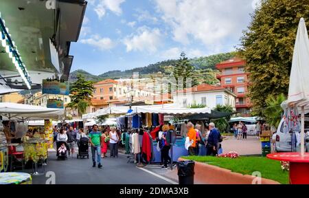 Der wöchentliche Markt- und Einkaufsbereich entlang der Küste Norditaliens in der Stadt Ventimiglia Italien, entlang der italienischen Riviera Stockfoto