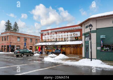 Der Old West Eisenwarenladen an der Hauptstraße der historischen kleinen Holzstadt Spirit Lake in den Bergen von Nord-Idaho während der Winterschneesaison. Stockfoto