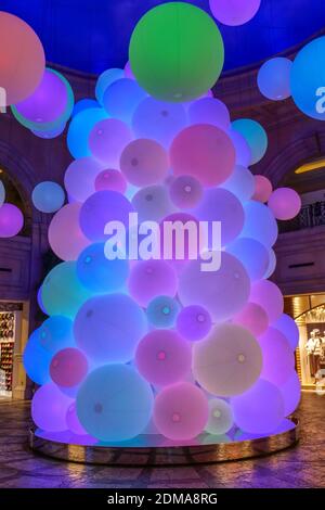 Interaktive musikalische Balloninstallation The Tree of Resonating Colours of Life von Team:Lab im Einkaufszentrum Venus Fort in Odaiba, Tokio. Stockfoto