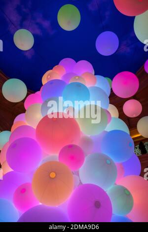 Interaktive musikalische Balloninstallation The Tree of Resonating Colours of Life von Team:Lab im Einkaufszentrum Venus Fort in Odaiba, Tokio. Stockfoto