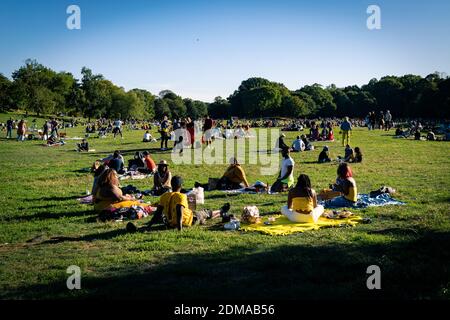 NEW YORK, USA - 20. Sep 2020: New Yorker versammeln sich im Prospect Park in Brooklyn, da die Pandemie die meisten Indoor-Aktivitäten schließt. Stockfoto